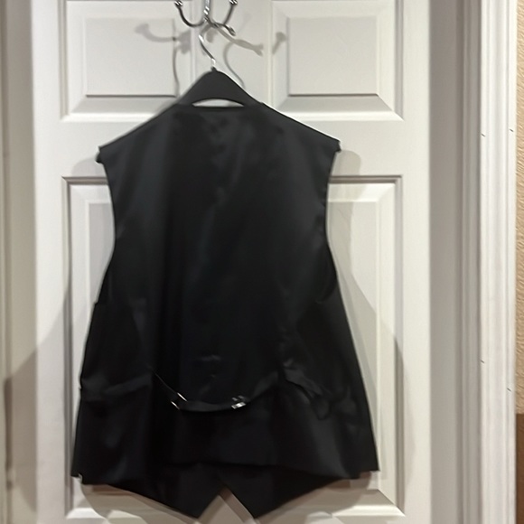 Casa Del Mar Men Black Windowpane 3 piece suit, Vest With Pants and Jacket - Picture 4 of 10